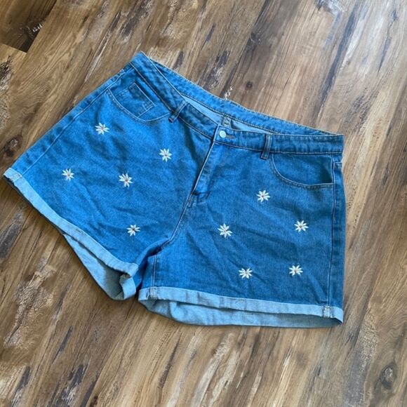 Curve Plus Floral Daisy Embroidered Roll Hem Denim Shorts 3x - Picture 3 of 10